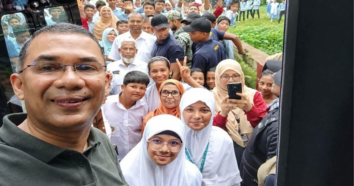 শিক্ষার্থীদের সাথে সেলফি তুলে ক্রীড়া সামগ্রী দিলেন প্রধানমন্ত্রী