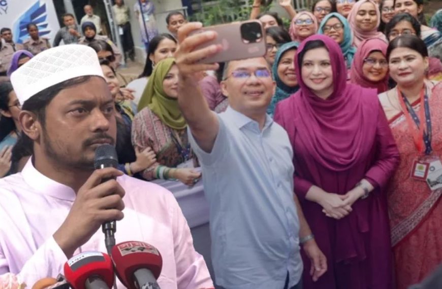 দেশ যখন বন্যার পানিতে তলিয়ে যাচ্ছে প্রধানমন্ত্রী তখন সেলফি তোলায় ব্যস্ত: নাসীরুদ্দীন