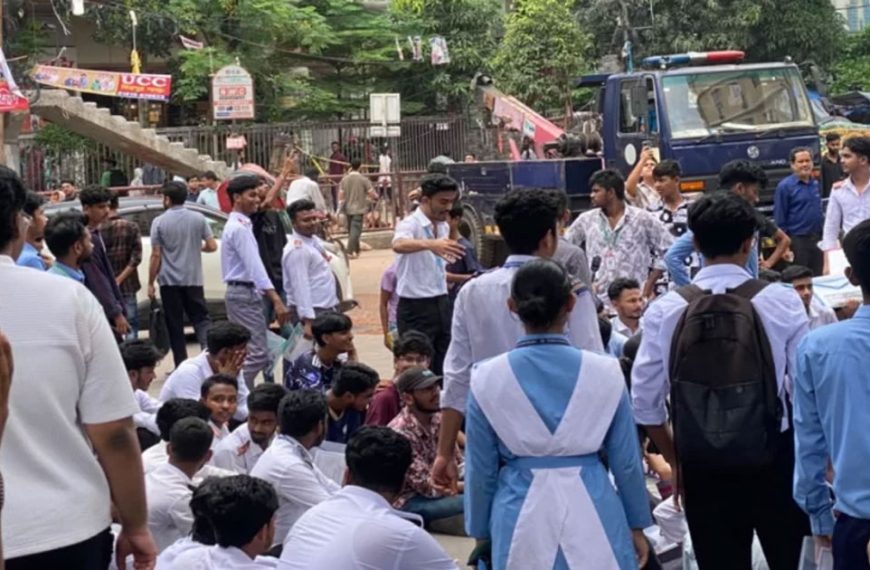 শিক্ষামন্ত্রীর পদত্যাগের দাবিতে ঘোষিত ‘লং মার্চ টু শিক্ষা মন্ত্রণালয়’ কর্মসূচির অংশ হিসেবে রাজধানীর বিভিন্ন সড়কে শিক্ষার্থীরা
