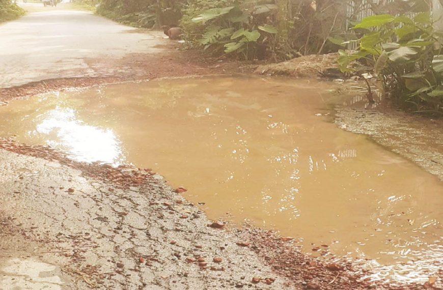 ১১ কিলোমিটার সড়কে অসংখ্য গর্ত কাউনিয়ায় ভোগান্তিতে হাজারো মানুষ, সংস্কারে নেই তৎপরতা