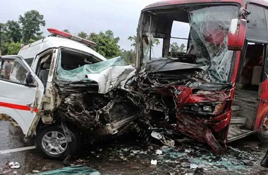 পাবনায় বাস-অ্যাম্বুলেন্সের মুখোমুখি সংঘর্ষে চালকসহ তিনজন নিহত