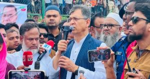 ‘আঁই দেরি গরি আইস্সিদে, আঁরে মাফ গরি দিয়্য’&hellip;