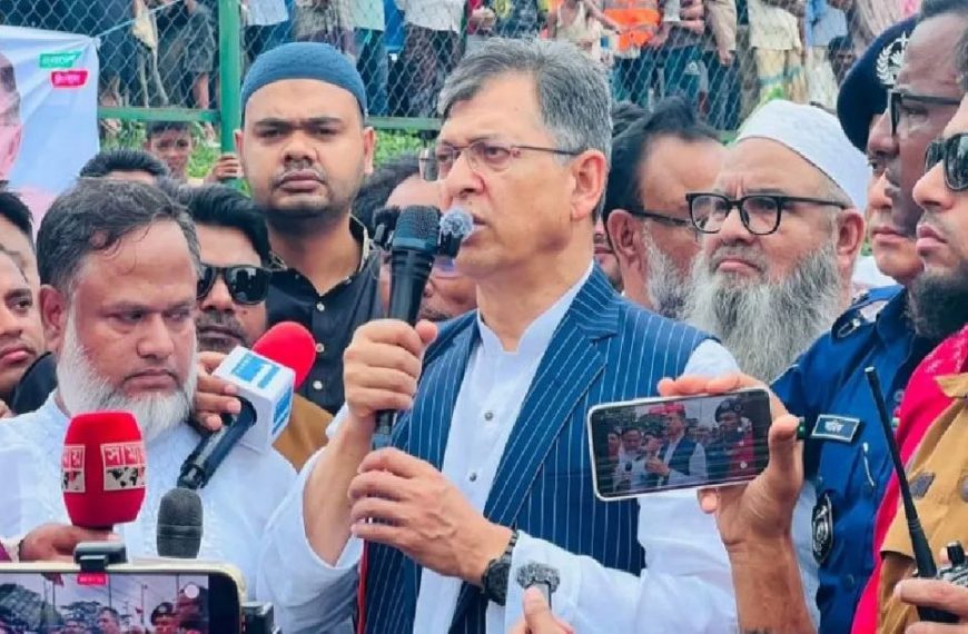 ‘আঁই দেরি গরি আইস্সিদে, আঁরে মাফ গরি দিয়্য’ চকরিয়ায় বন্যাদুর্গতদের পাশে স্বরাষ্ট্রমন্ত্রী, দেরিতে আসায় ক্ষমা প্রার্থনা
