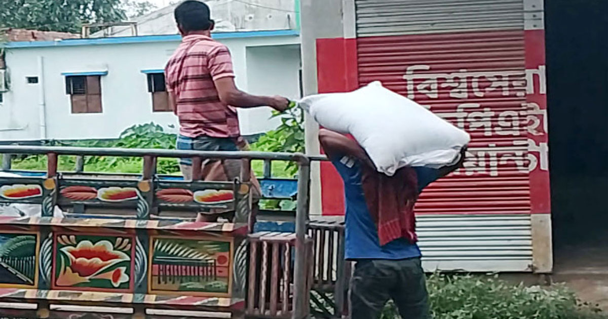 ডিলার সঠিক না কৃষি অফিসার আদমদীঘিতে কৃষি অফিসারের বিরুদ্ধে সার পাচার ধামাচাপা দেয়ার অভিযোগ