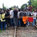 ট্রেনে রসিদ ছাড়া টাকা নেওয়ার প্রতিবাদ করায় রাবি শিক্ষার্থীকে টিটির মারধর রাজশাহীতে রেলপথ অবরোধ ও ট্রেন চলাচল বন্ধ