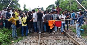 ট্রেনে রসিদ ছাড়া টাকা নেওয়ার প্রতিবাদ করায় রাবি&hellip;