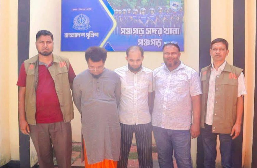 তেঁতুলিয়ায় জুয়ার আসর থেকে ইউপি সদস্য সহ তিন জুয়াড়ি আটক