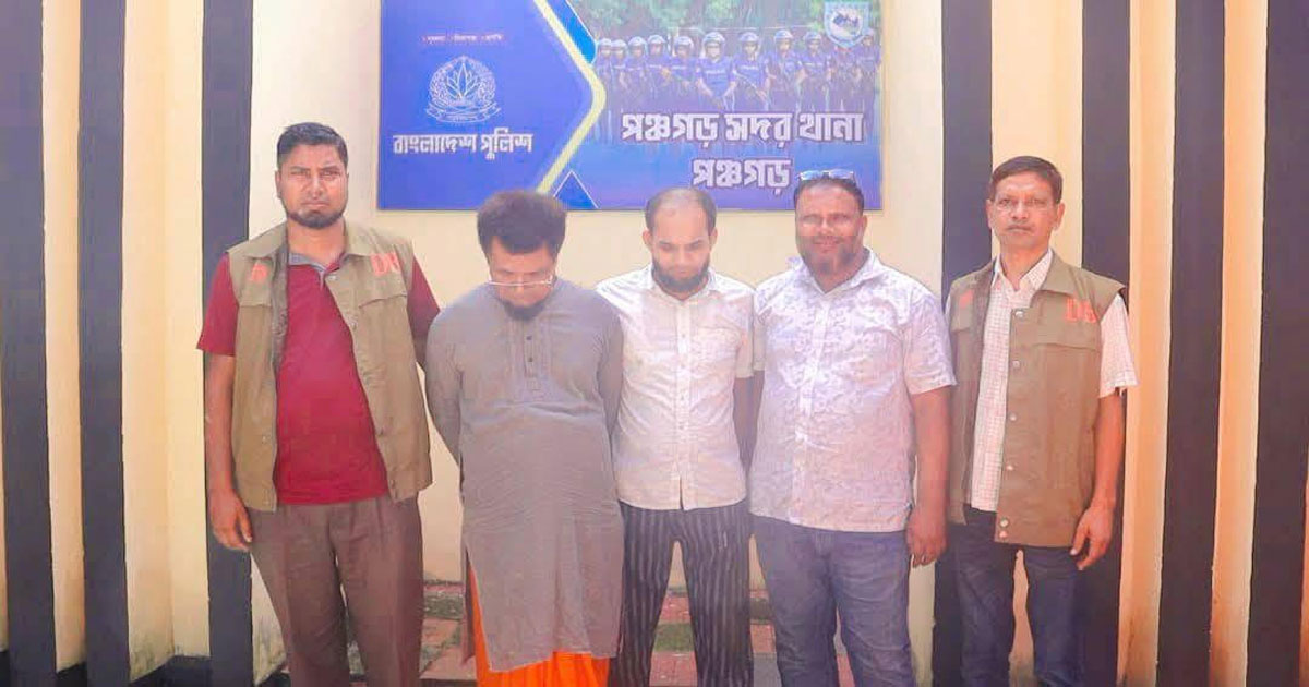 তেঁতুলিয়ায় জুয়ার আসর থেকে ইউপি সদস্য সহ তিন জুয়াড়ি আটক