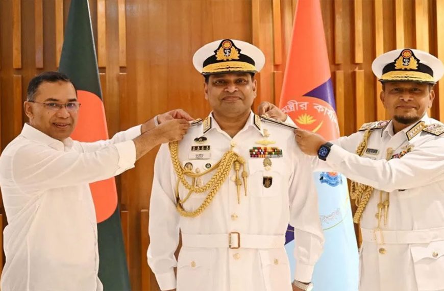 নবনিযুক্ত নৌপ্রধানকে ভাইস অ্যাডমিরাল র্যাংক ব্যাজ পরিয়ে দিলেন প্রধানমন্ত্রী