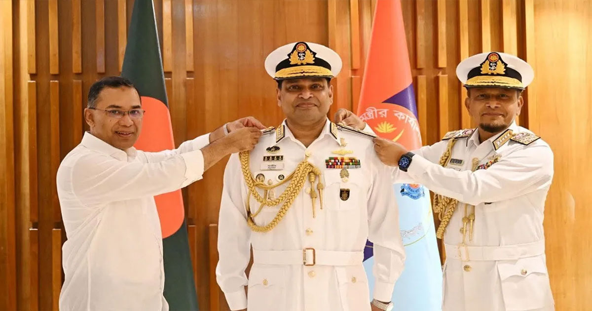 নবনিযুক্ত নৌপ্রধানকে ভাইস অ্যাডমিরাল র‍্যাংক ব্যাজ পরিয়ে দিলেন প্রধানমন্ত্রী