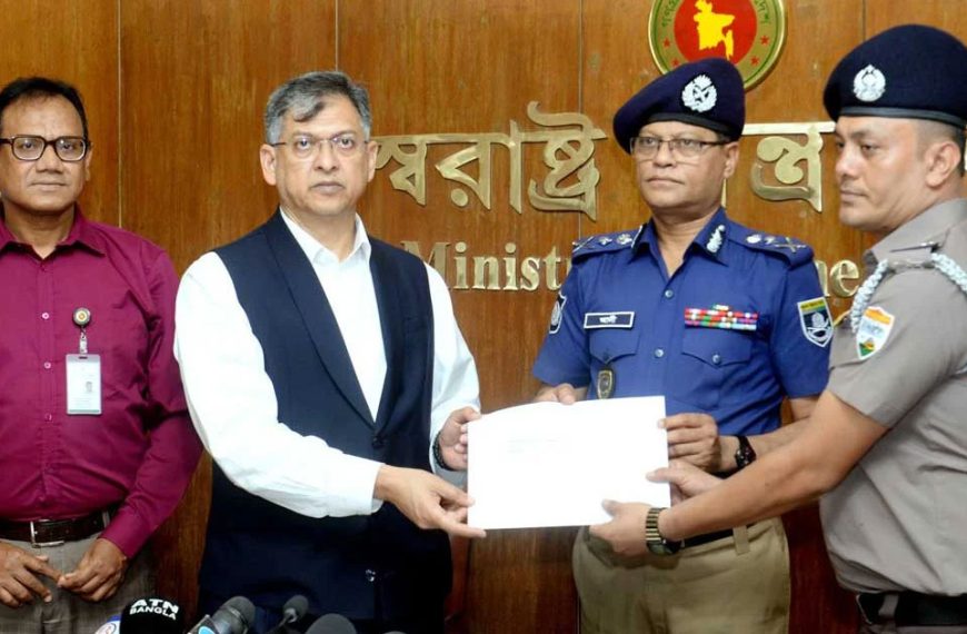 পুলিশের সাহসিকতা ও প্রশংসনীয় কাজের স্বীকৃতিস্বরূপ পুরস্কার ও সম্মাননা প্রদান সাবেক রাষ্ট্রপতি সাহাবুদ্দিনের বিরুদ্ধে ফৌজদারি ব্যবস্থার সুযোগ নেই: স্বরাষ্ট্রমন্ত্রী
