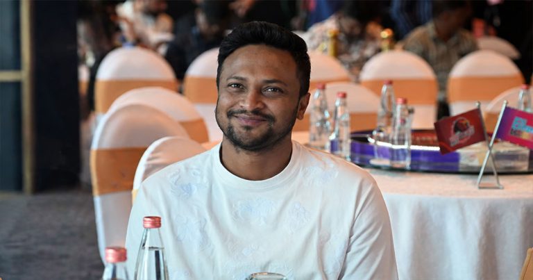 অনেকে ‘ভয় পায়’, এই কারণেই দেশে ফেরার সুযোগটা হচ্ছে না: সাকিব