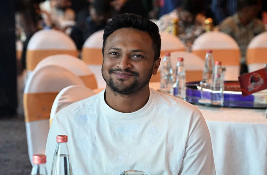 অনেকে ‘ভয় পায়’, এই কারণেই দেশে ফেরার সুযোগটা হচ্ছে না: সাকিব