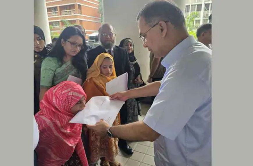 তিন প্রতিবন্ধী ব্যক্তিকে নিয়োগপত্র তুলে দিলেন প্রধানমন্ত্রী