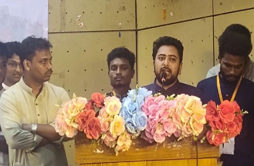 আপনারা বালুর ট্রাক বা ট্রাক্টর রাখেন, সব বাধা আমরা অতিক্রম করব: নাহিদ ইসলাম