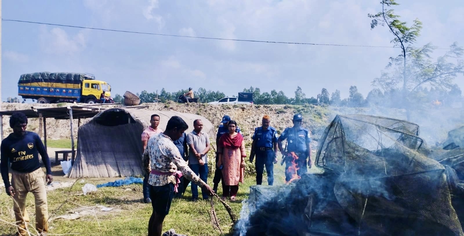চলনবিলে প্রশাসনের অভিযানে ৬৯টি চায়না দুয়ারী জাল জব্দ, পুড়িয়ে ধ্বংস