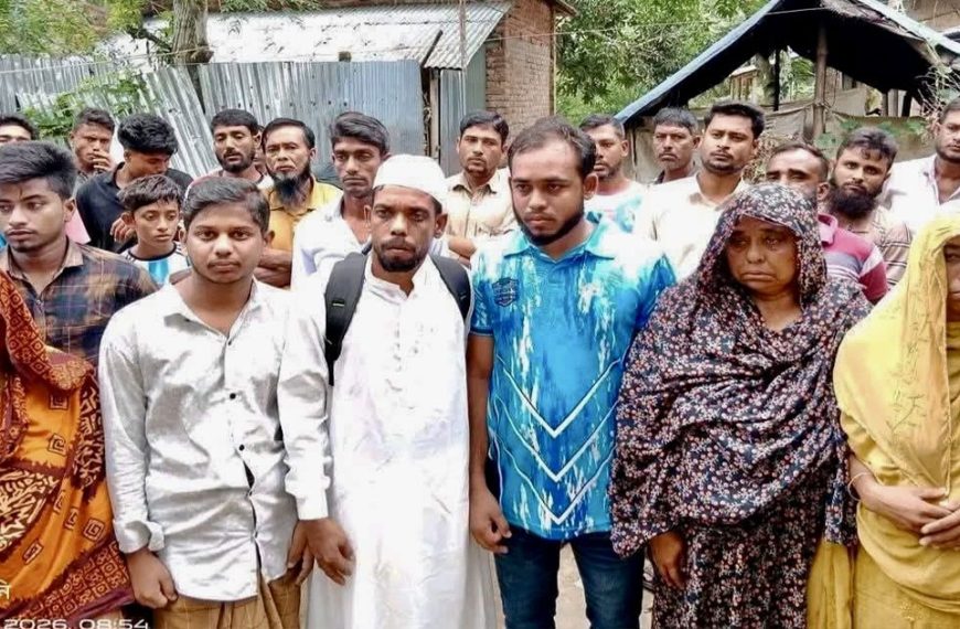 হজের অদম্য আকুলতা: পায়ে হেঁটে মক্কার…