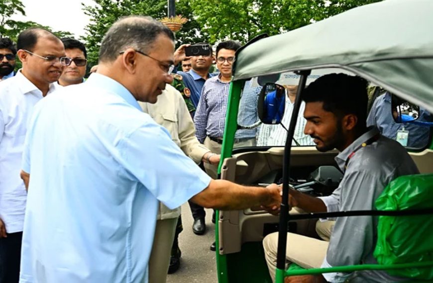 জুলাই যোদ্ধাদের অটোরিকশা-রিকশা উপহার দিলেন প্রধানমন্ত্রী