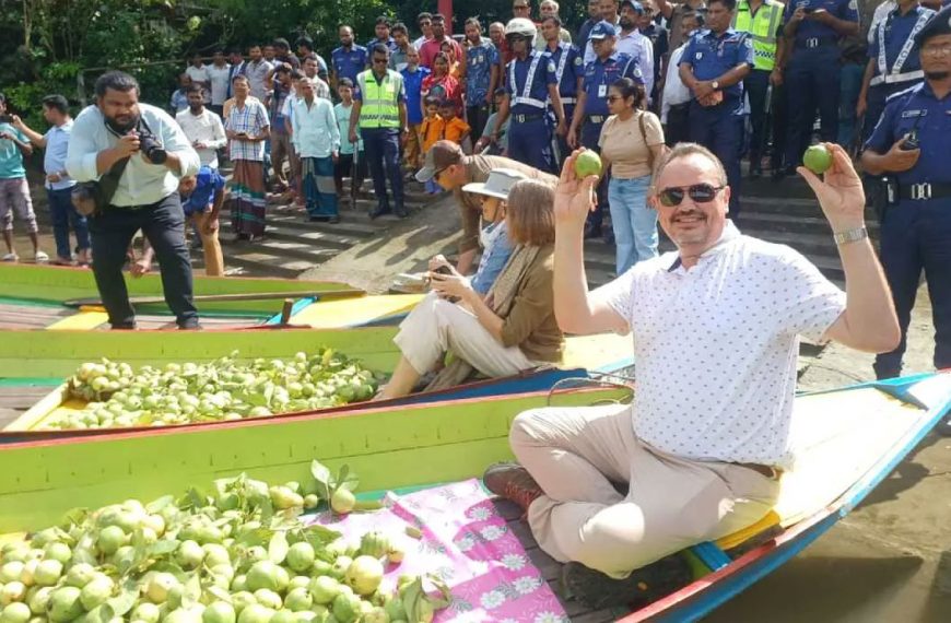 ভীমরুলীর পেয়ারা এবার যুক্তরাষ্ট্রে! রপ্তানির সম্ভাবনা দেখছেন মার্কিন রাষ্ট্রদূত