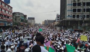 টঙ্গীতে ফুটওভার ব্রিজের দাবিতে মহাসড়ক অবরোধ মাদ্রাসার শিক্ষার্থীদের