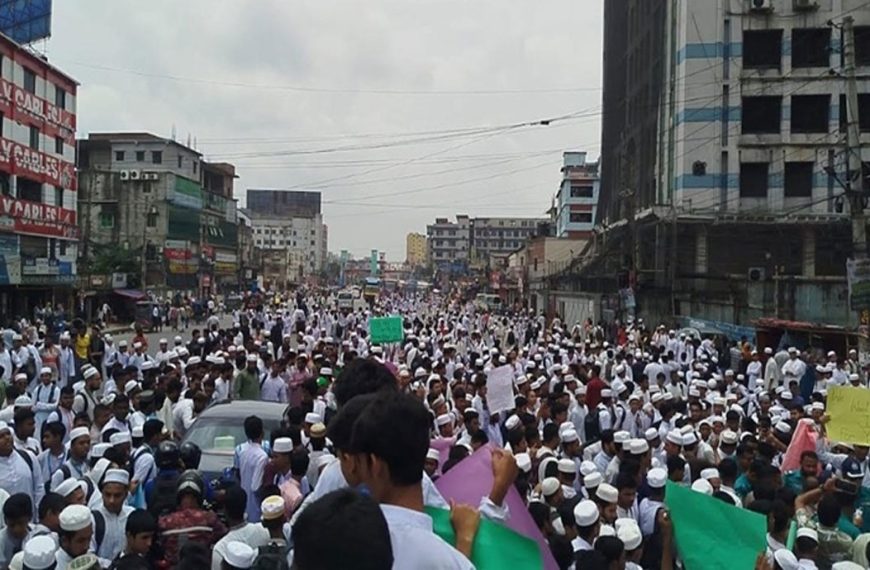 টঙ্গীতে ফুটওভার ব্রিজের দাবিতে মহাসড়ক অবরোধ মাদ্রাসার শিক্ষার্থীদের