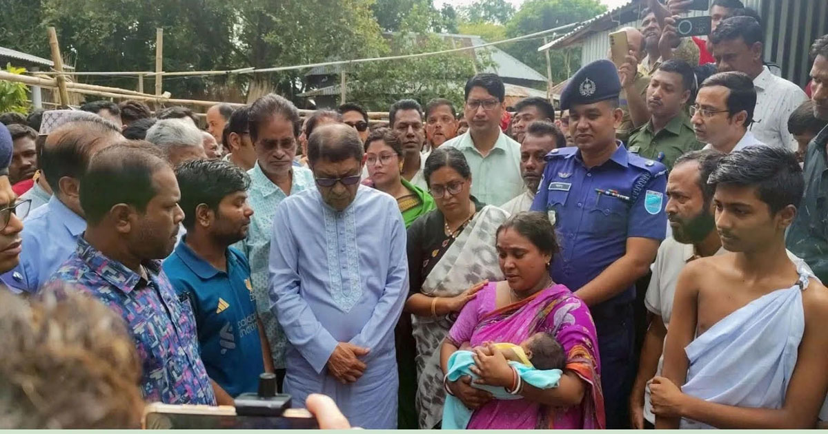 ‘পেটে গজ রেখেই সেলাই’, সেই কনিকার বাড়িতে গেলেন স্বাস্থ্যমন্ত্রী