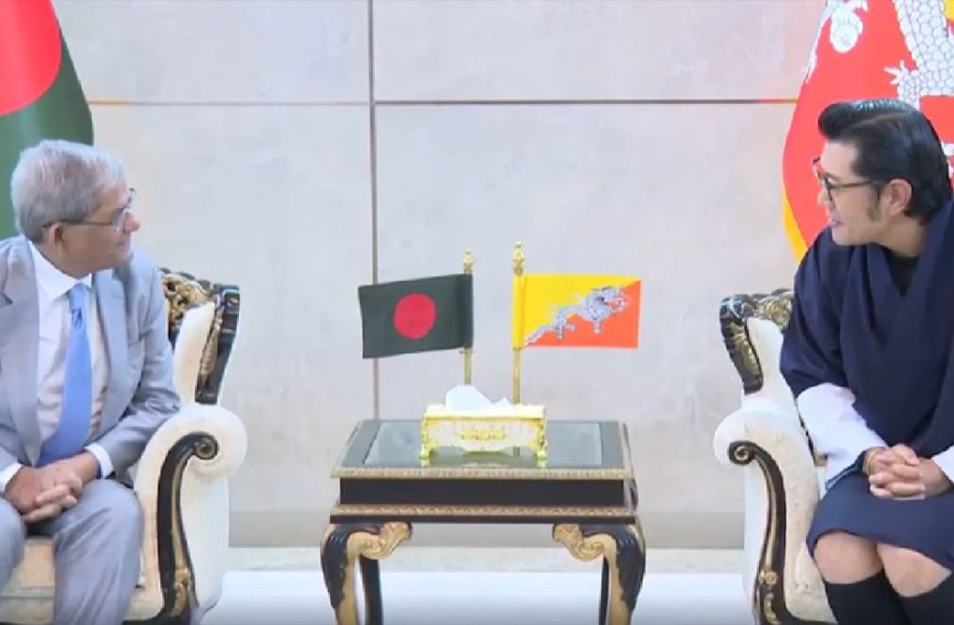 ঢাকায় যাত্রাবিরতিতে ভুটানের রাজা, রাষ্ট্রপতি ও প্রধানমন্ত্রীকে ভুটান সফরের আমন্ত্রণ