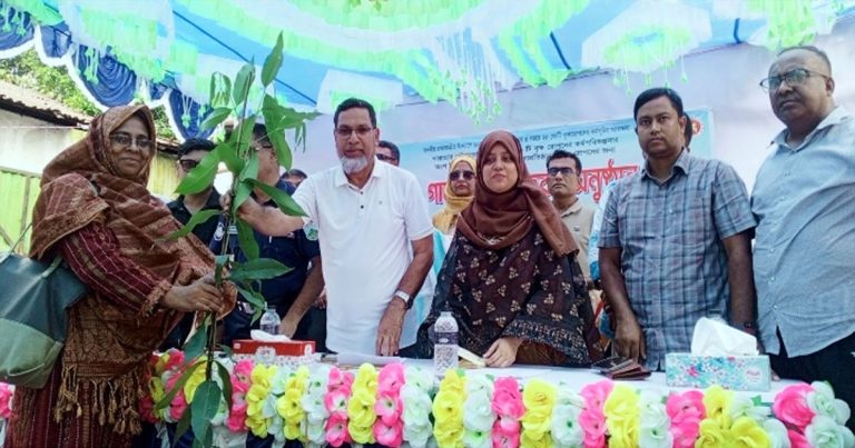 আদমদীঘিতে ২১ শিক্ষাপ্রতিষ্ঠানে গাছের চারা বিতরন