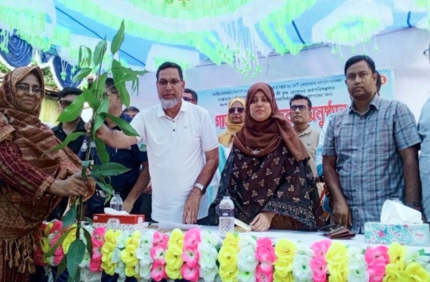আদমদীঘিতে ২১ শিক্ষাপ্রতিষ্ঠানে গাছের চারা বিতরন