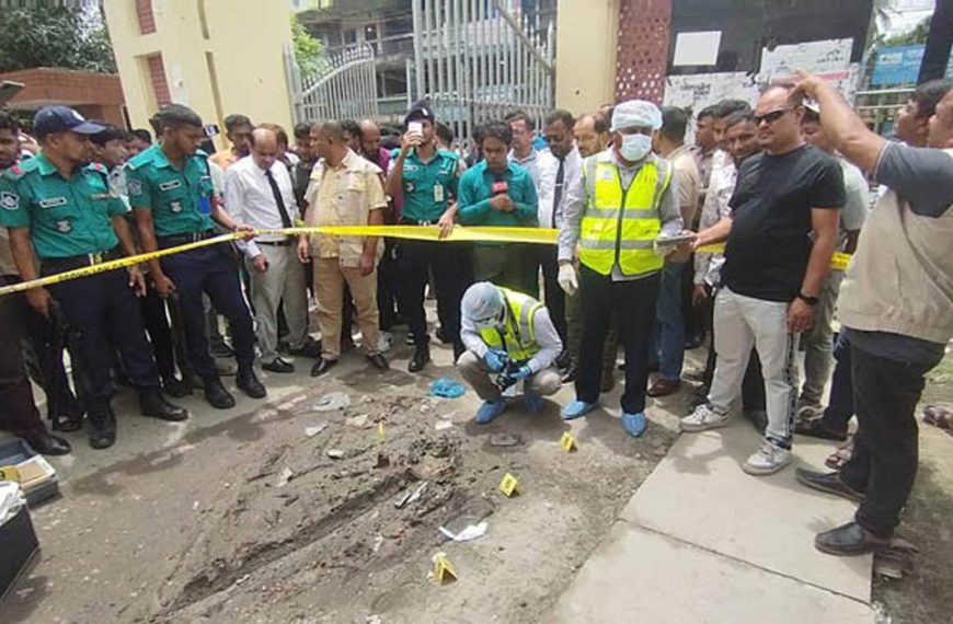বরিশাল জেলা ও দায়েরা জজ আদালতে চত্বরে ককটেল সদৃশ বস্তুর বিস্ফোরণ