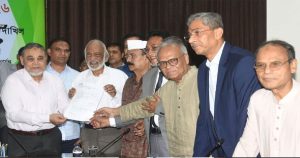 রাষ্ট্রপতি নির্বাচন: মির্জা ফখরুলের মনোনয়নপত্র জমা দিলো বিএনপি