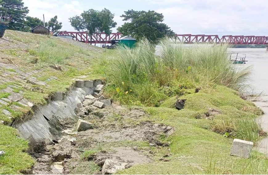 কাউনিয়ায় রেল ও সড়ক সেতুর মাঝে নদী রক্ষা বাঁধে ভয়াবহ ধস