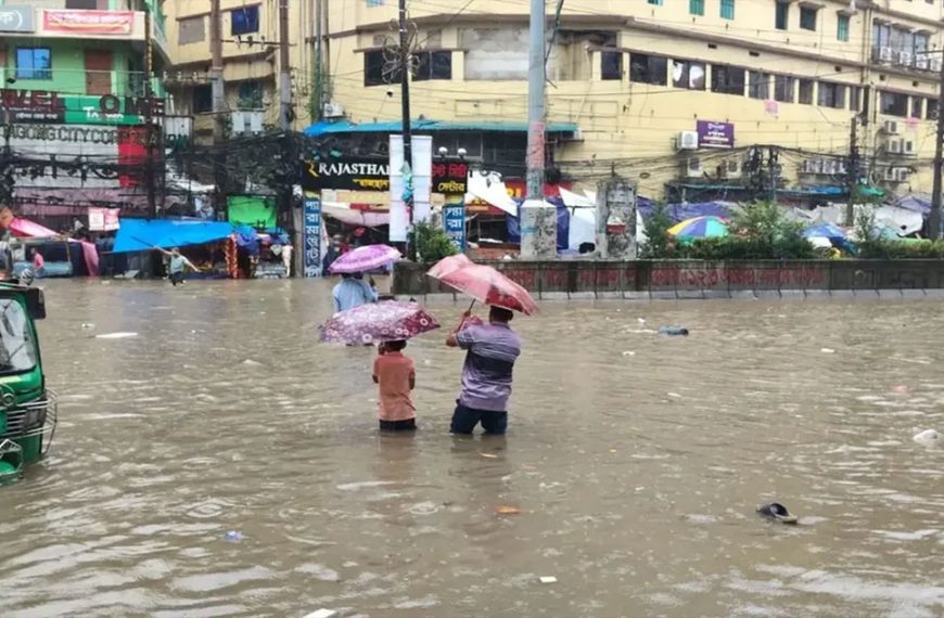 মধ্যরাত থেকে ভারী বৃষ্টিতে চট্টগ্রামে জলাবদ্ধতা, চরম ভোগান্তিতে নগরবাসী