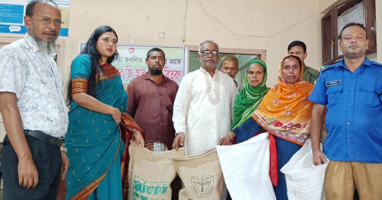 কাউনিয়ায় বন্যাকবলিত পরিবারের পাশে প্রশাসন, বিতরণ হলো জিআর&hellip;