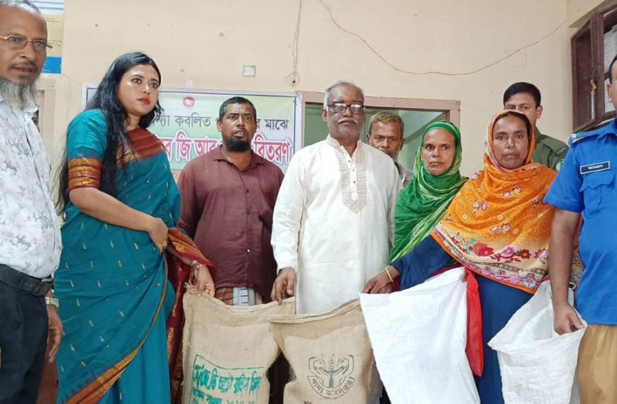 কাউনিয়ায় বন্যাকবলিত পরিবারের পাশে প্রশাসন, বিতরণ হলো জিআর চাল