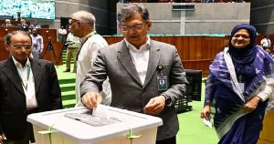 সংবিধানের ৭০ অনুচ্ছেদে পরিবর্তন আনতে যাচ্ছে সরকার: স্বরাষ্ট্রমন্ত্রী