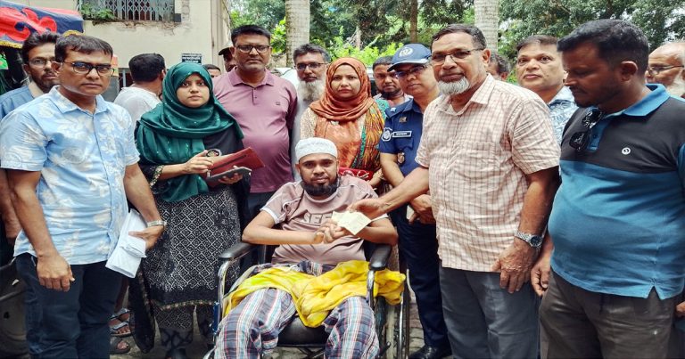 আদমদীঘিতে এমপি কর্তৃক অসহায়দের মাঝে অনুদানের চেক প্রদান