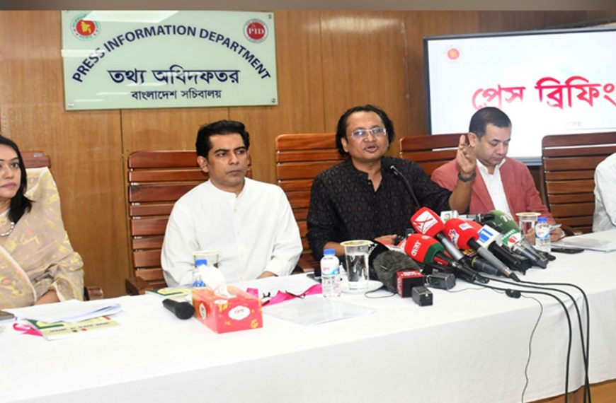 দেশে সারের সংকট নেই, বরং চাহিদার অতিরিক্ত মজুত আছে: তথ্য উপদেষ্টা