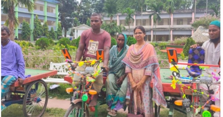 পঞ্চগড়ের ভিক্ষুকদের পুনর্বাসনের সাত জনের মাঝে ভ্যান বিতরণ