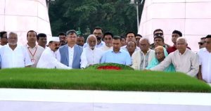 জিয়াউর রহমান ও খালেদা জিয়ার সমাধিতে প্রধানমন্ত্রীর শ্রদ্ধা