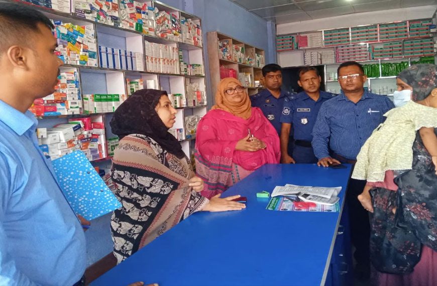 চিকিৎসক নন তবুও প্রেসক্রিপশন দেন, ফার্মেসিকে জরিমানা