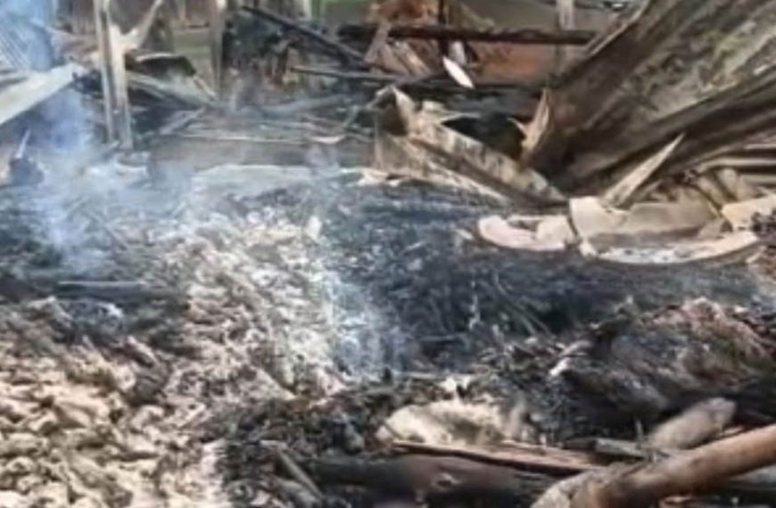 রাতের আগুনে নিঃস্ব কাউনিয়ার ৪ পরিবার, ক্ষতি প্রায় ১৫ লাখ টাকা