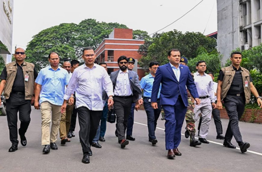 জন্মাষ্টমী অনুষ্ঠানে সচিবালয় থেকে হেঁটে ওসমানী মিলনায়তনে গেলেন প্রধানমন্ত্রী