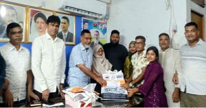 আদমদীঘিতে নজরুল বর্ষে শিশুদের হাতে এমপি’র উপহার