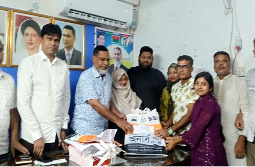 আদমদীঘিতে নজরুল বর্ষে শিশুদের হাতে এমপি’র উপহার