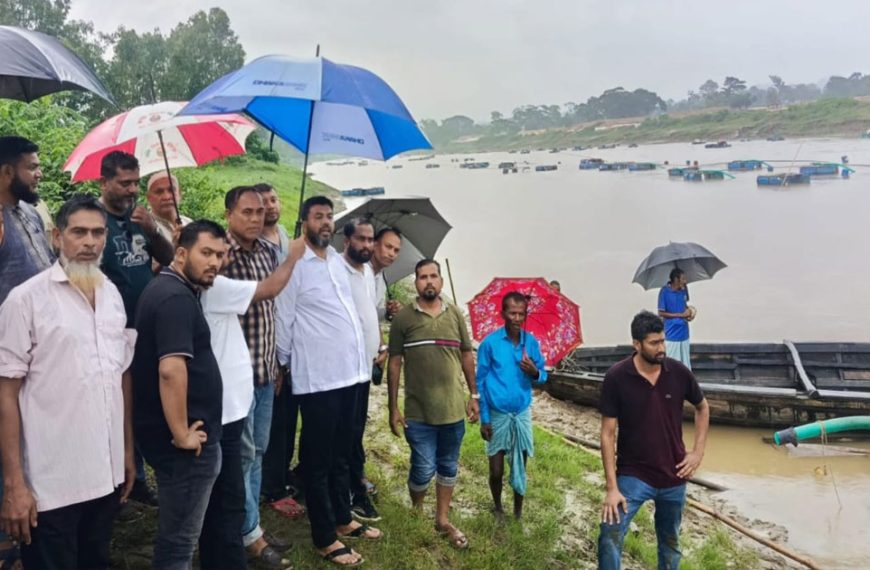 ফেনী নদীতে অবৈধ বালু উত্তোলন বন্ধে এমপি মজনুর অবস্থান কর্মসূচি