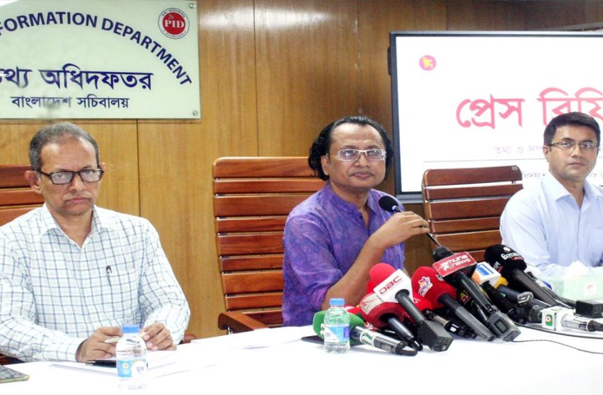 শেখ হাসিনার জন্য দেশে মৃত্যুদণ্ড অপেক্ষা করছে: তথ্য উপদেষ্টা