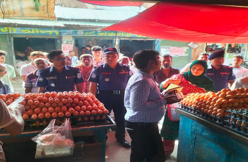অধিক মুনাফার অভিযোগে পঞ্চগড়ে ডিম ব্যবসায়িকে জরিমানা