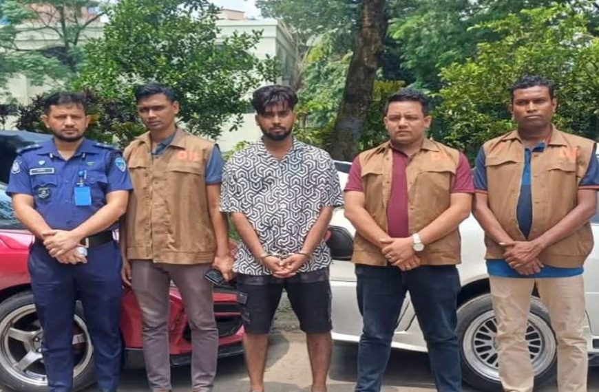ফেনীতে অবৈধ অনলাইন ট্রেডিংয়ের অভিযোগে ২ প্রাইভেট গাড়িসহ যুবক গ্রেপ্তার