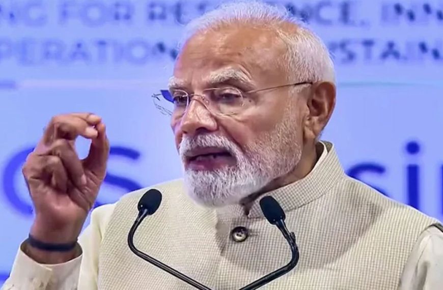 হরমুজে হামলা নিয়ে উদ্বেগ, সমুদ্রপথ নিরাপদ রাখার আহ্বান মোদির